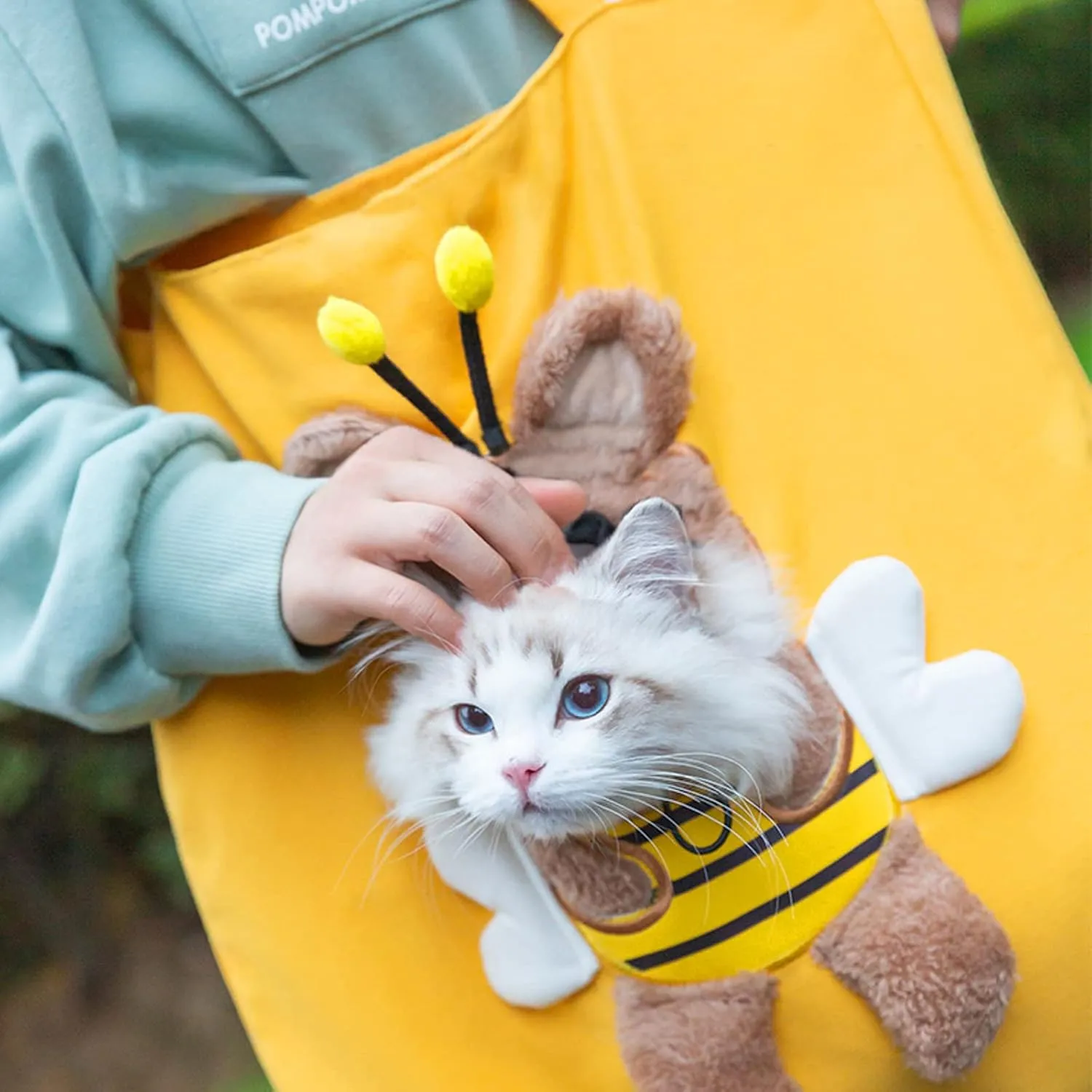 Pet Canvas Shoulder Carrying Bag, Cute Bee Shaped Cat Carrier, S Size Portable Kitten & Puppy Tote, Cozy Carriers for Small Dogs, Cats, and Pets, Handbag for Outdoor, Shopping, and Camping
