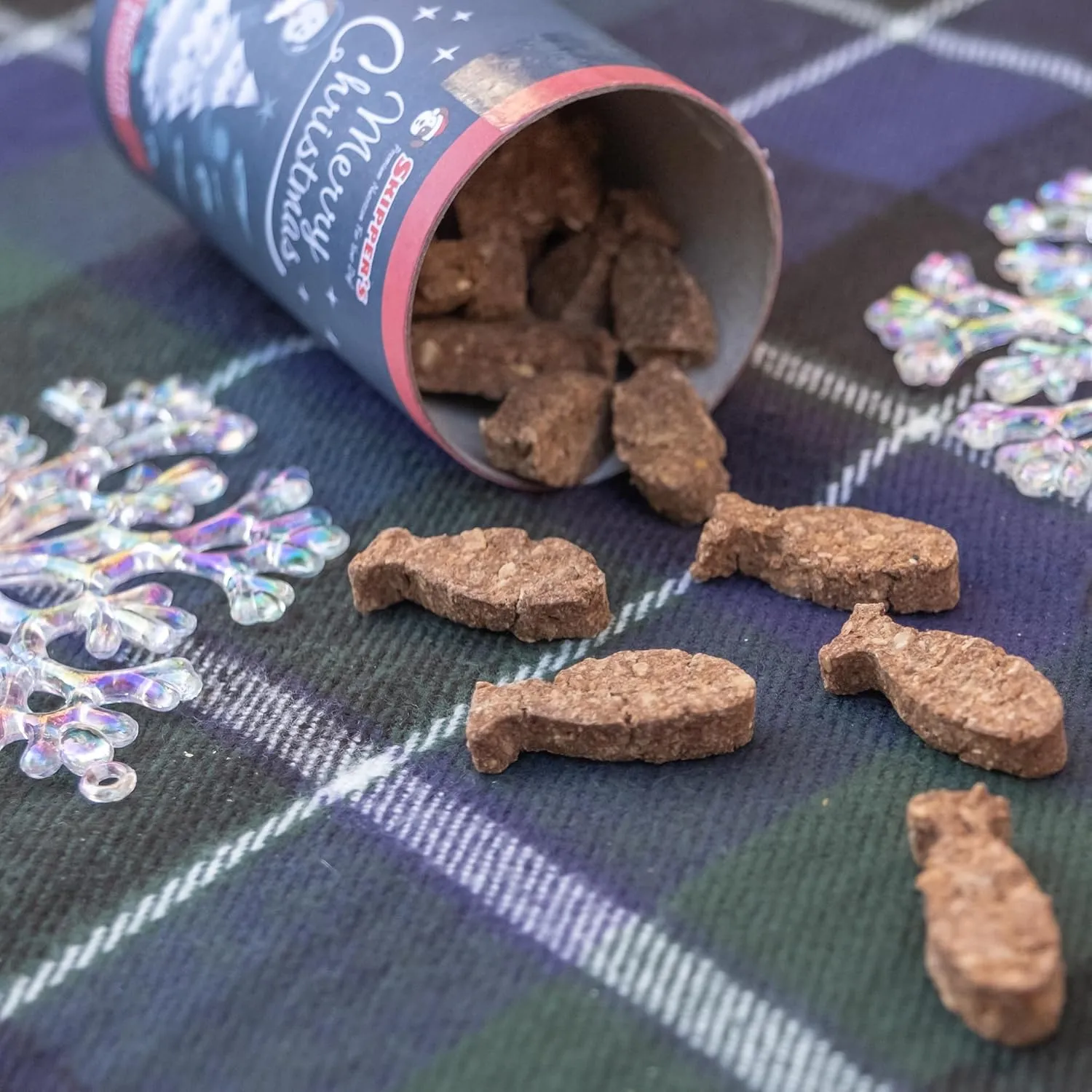SKIPPER'S Christmas Fishmas Biscuits with Salmon & Cinnamon - Wheat & Gluten Free Christmas Dog Treats, Source of Omega 3, Grain Free & Hypoallergenic Dog Treats | Christmas Dog Gifts (100g)